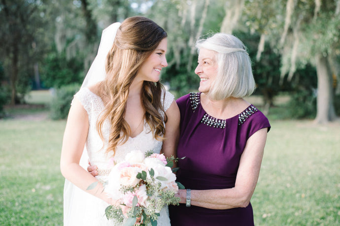 10 Ways to Include the Mother of the Bride in the Wedding Planning and Ceremony